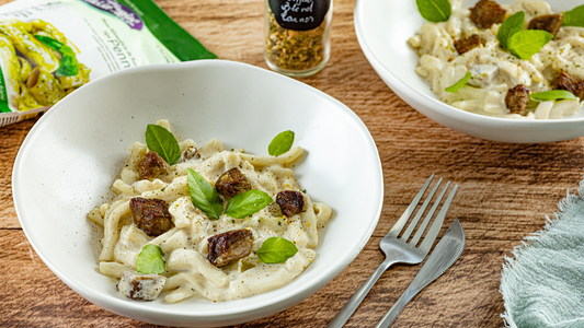 Penne Konjac ao molho de cream cheese, cubos de carne e blend de ervas