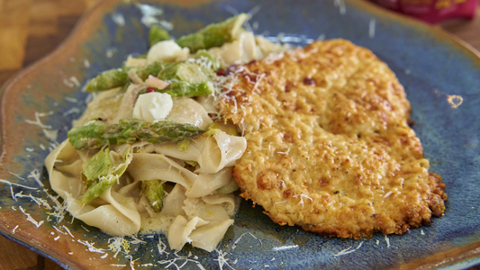 Paillard de frango em crosta de parmesão com Papardelle Konjac