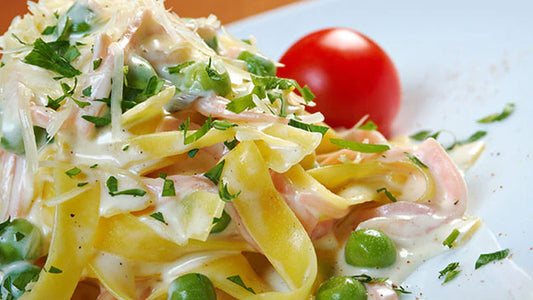 Imagem banner receita Fettuccine Verde Com Creme De Leite, Tomate Cereja E Mais | Konjac Massas MF