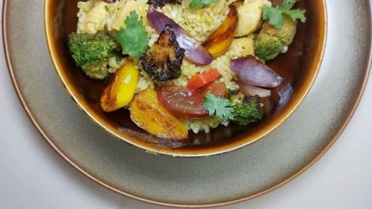 Imagem banner receita Arroz Ao Curry Com Leite De Coco, Frango E Vegetais Tostados | Konjac Massa MF