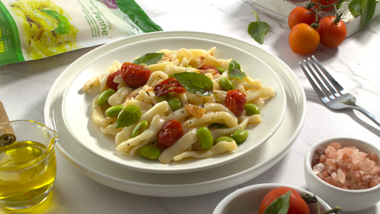 Penne Konjac com Tomate, Alho Confit e Edamame